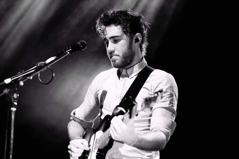 http://www.musiccrowns.org/wp-content/uploads/2012/09/Matt-Corby.jpg