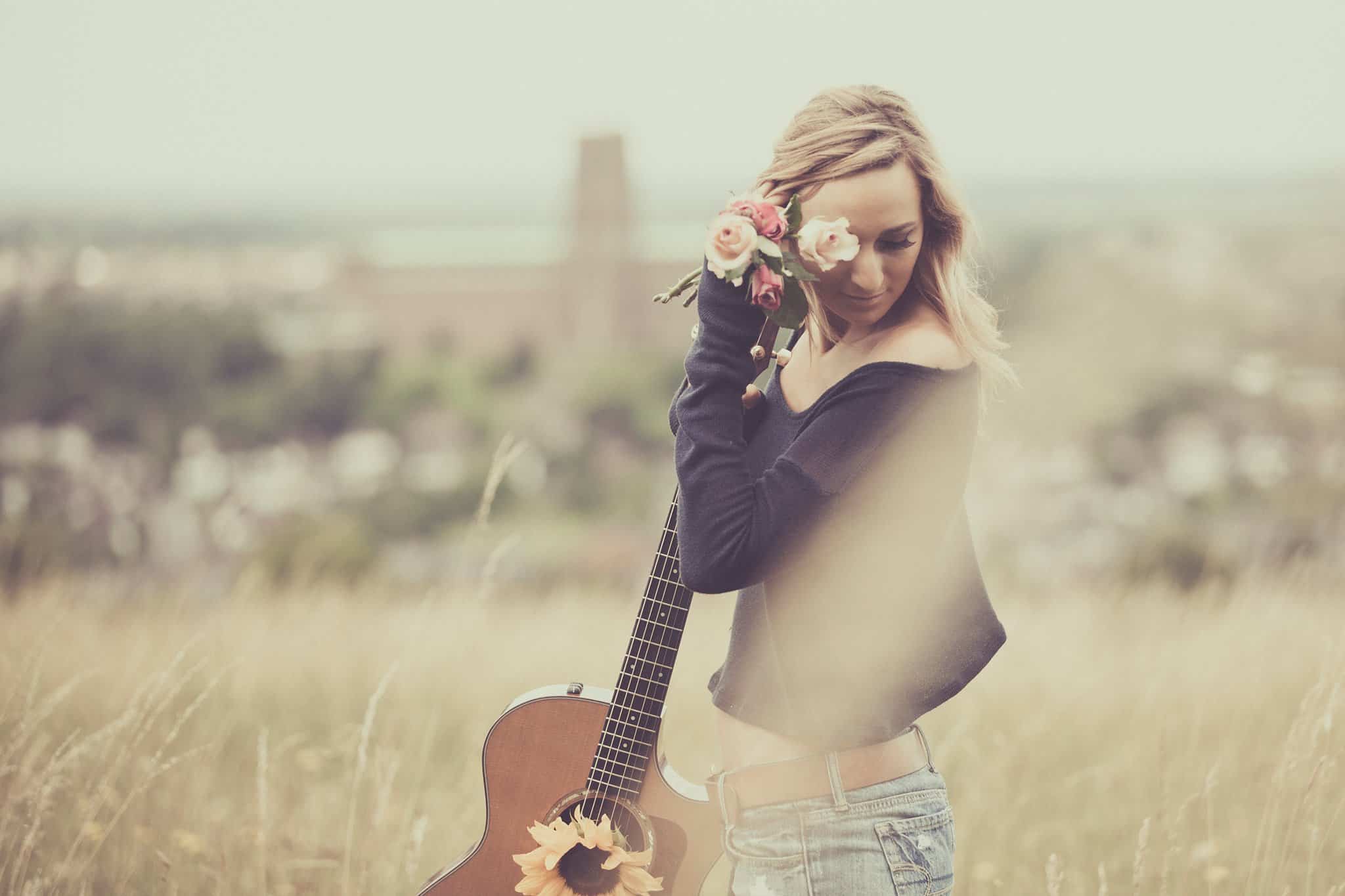 Стоит в стороне девчонка а музыка играет. Girl with Guitar. Acoustic Guitar Steve Stevens. Музыка чудная для блога.