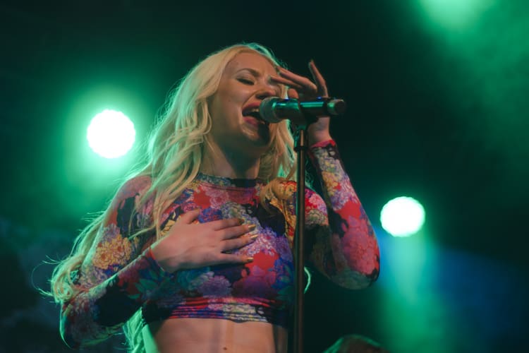 Watch Iggy Azalea twerk in Sports Direct parody sweatshirt for ‘Mo ...